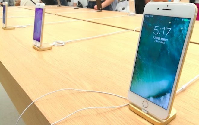 Thị trường iPhone chính hãng tại Việt Nam đang phải "vật lộn" với iPhone xách tay.