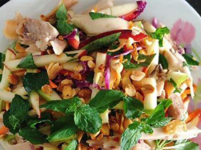 Ẩm thực - Gỏi gà trộn táo lạ miệng giải nhiệt cho ngày hè nóng bức