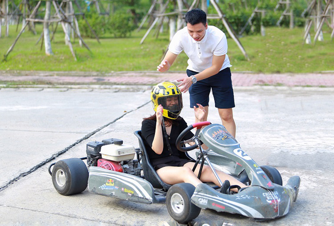 Bạn Thảo Phương (24 tuổi – Đống Đa) người lần đầu trải nghiệm xe Go-Kart chia sẻ: “Cảm giác lúc đầu chưa quen nên hơi sợ, nhưng được các anh hướng dẫn chạy đến vòng thứ 2 là có thể tăng tốc. Đây là bộ môn thú vị và lành mạnh rất đáng để thử&#34;.
