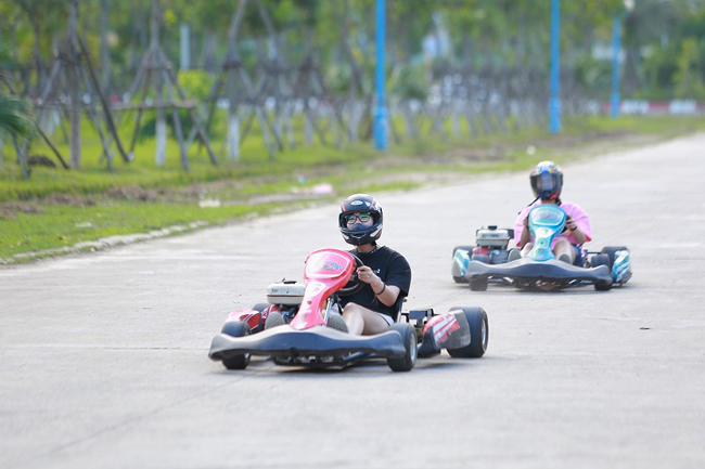 Những tay đua ngồi sau vô lăng, phóng xe với tốc độ “lướt gió” trên đường đua Go-Kart.
