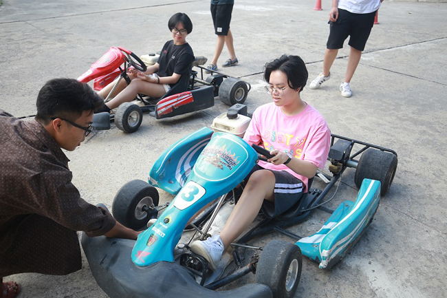 “Ban đầu, Go-Kart được mang về chủ yếu để đáp ứng đam mê tốc độ của anh em trong câu lạc bộ. Sau được nhiều người viết đến và hỏi thuê theo xe theo giờ để trải nghiệm. Đậy là bộ môn thể thao lành mạnh, phù hợp với nhiều độ tuổi nên nhóm mình cũng muốn phát triển rộng rãi đến mọi người.” – Anh Cương chia sẻ.
