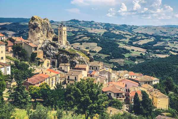 Ngôi làng cổ San Giovanni ở Molise, Italia miễn phí nơi ở để thu hút khách du lịch