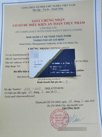 Một giấy chứng nhận cơ sở đủ điều kiện an toàn thực phẩm mà “cò” đã làm với bảo đảm “hàng thật 100%”.