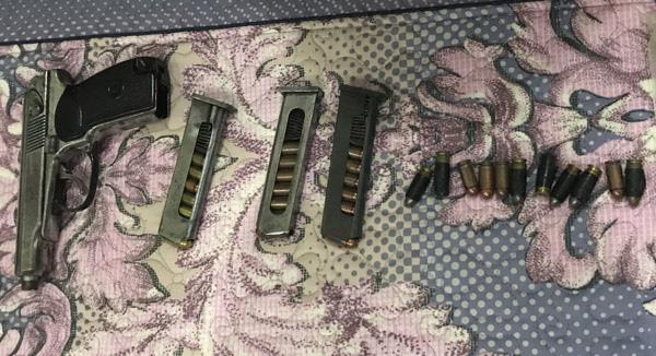 Súng đạn thu giữ khi khám xét nhà ông trùm Hùng "đém" - Ảnh: CAND