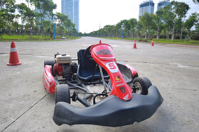 Xe Go-Kart chạy bằng động cơ 2 kỳ, có trọng tâm thấp khó lật dù không có cân bằng điện tử.&nbsp;
