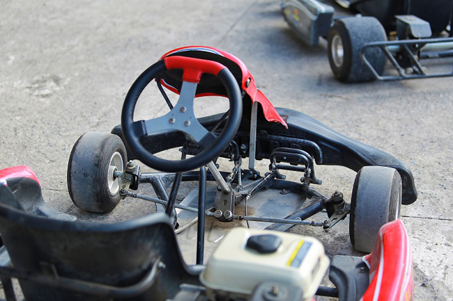 Xe Go-Kart chạy bằng động cơ 2 kỳ, có trọng tâm thấp khó lật dù không có cân bằng điện tử.&nbsp;

