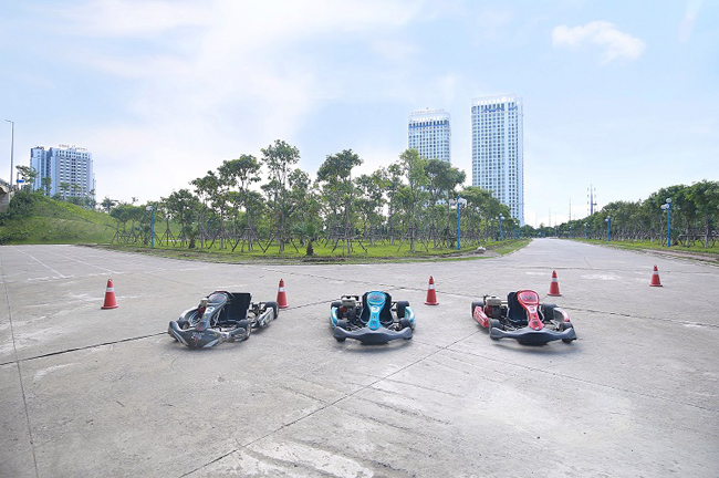Hiện nay câu lạc bộ của anh Cương đang sở hữu 4 chiếc xe Go-Kart. Hàng tuần những người có cùng đam mê tốc độ sẽ gặp gỡ nhau tại khoảng sân rộng ở gầm cầu Nhật Tân để giao lưu và tổ chức các cuộc đua nhỏ.
