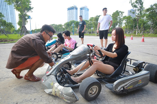 Loại hình này được một số bạn trẻ biết đến thông qua các phương tiện truyền thông, hoặc đã từng được trải nghiệm ở nhiều quốc gia khác, nay xuất hiện tại Hà Nội nên đã tìm đến câu lạc bộ để thuê xe trải nghiệm. Giá thuê từ 200.000đ – 300.000đ/người/30 phút chạy.
