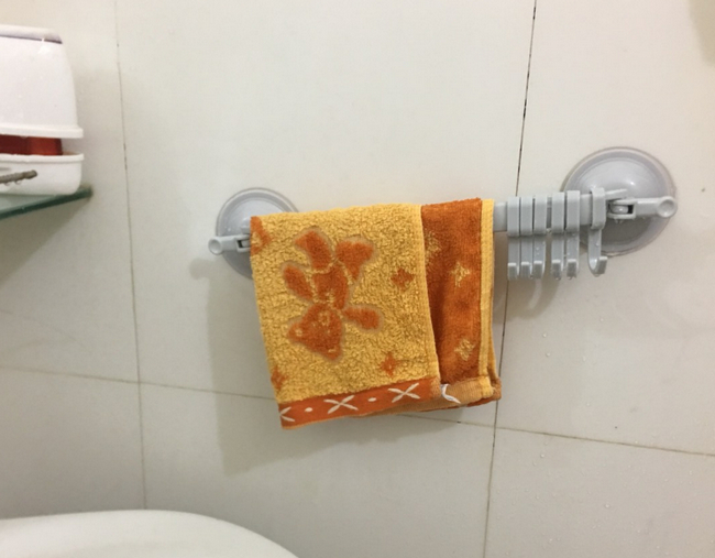 Thanh treo đồ 6 móc hít chân thường bị lệch vị trí sau một thời gian sử dụng do bị ngấm nước