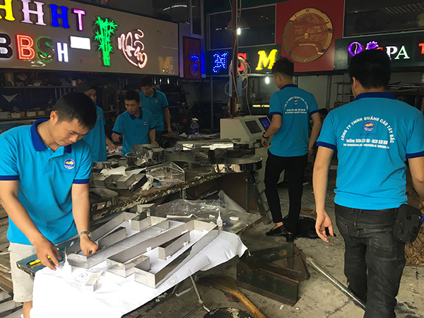 Hệ thống máy móc nhà xưởng hiện đại của Quảng cáo Tây Bắc.