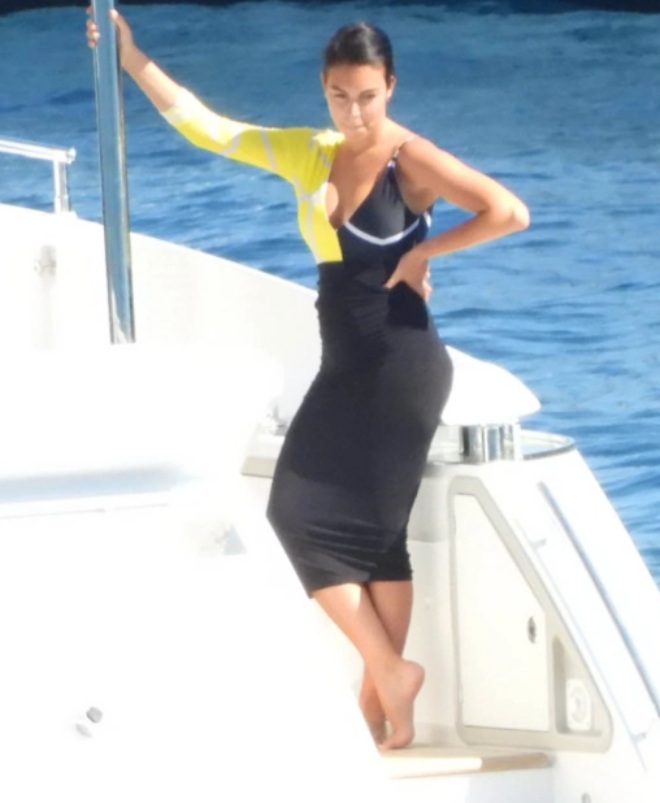 Ronaldo khoe "6 múi" bên siêu du thuyền, bạn gái lộ tin vui bất ngờ - 6