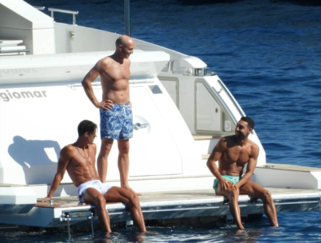 Ronaldo khoe "6 múi" bên siêu du thuyền, bạn gái lộ tin vui bất ngờ - 2