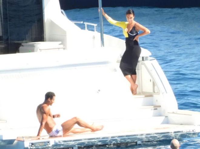 Ronaldo khoe "6 múi" bên siêu du thuyền, bạn gái lộ tin vui bất ngờ - 1