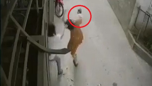 Cháu Tr. và chị C. ngã dúi dụi sau hành động giật tóc của anh V.