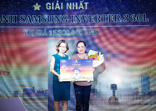 Bà Trịnh Cẩm Thương - Đại diện đơn vị phát triển kinh doanh CenLand tặng giải thưởng cho khách hàng may mắn.