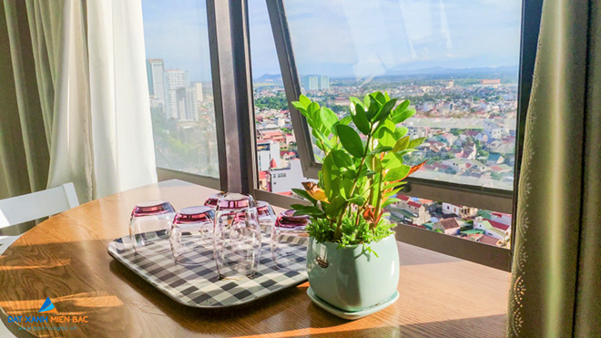 Thiết kế mặt kính trong suốt cho phép gia chủ tùy ý thiết kế góc café, đọc sách… với tầm nhìn rộng mở, không gian thư thái