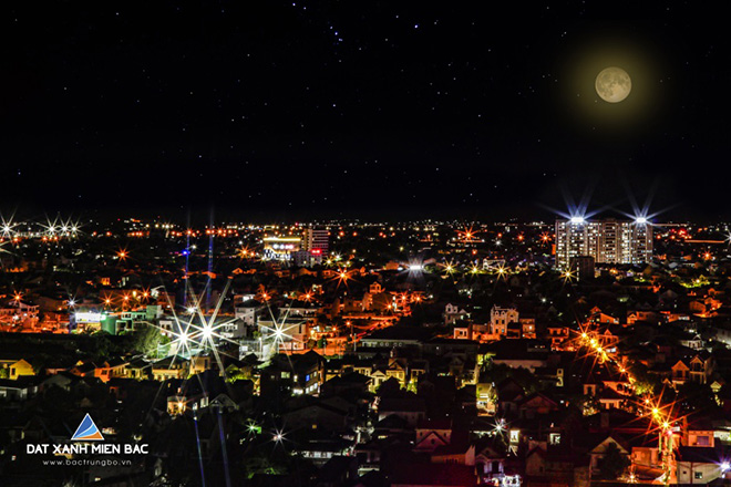 Tầm nhìn panorama phản chiếu toàn cảnh thành phố lung linh về đêm