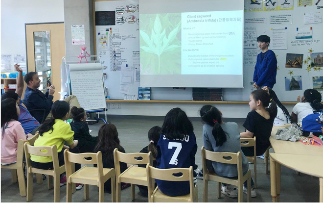 Chadwick thường xuyên trao tặng các suất học bổng trị giá hàng chục ngàn đô la cho các học viên xuất sắc.