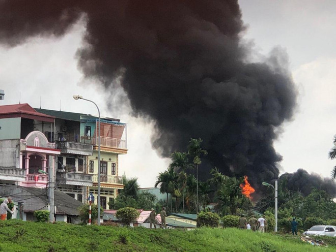 Vụ cháy lớn ở Đức Giang trong sáng nay. Ảnh Nguyễn Chương