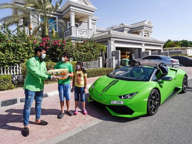 Media - Shipper lái siêu xe triệu USD đi giao xoài