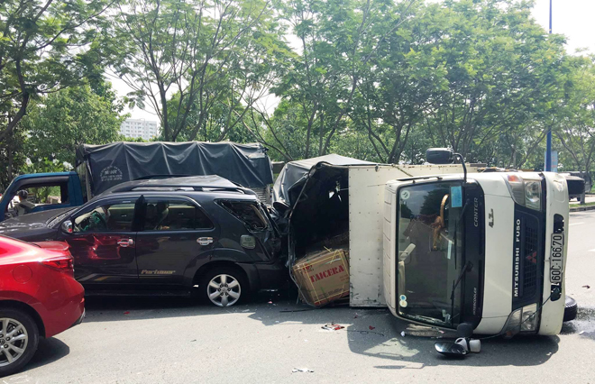 4 ô tô tông nhau trên đại lộ ở Sài Gòn, 2 cháu nhỏ thoát nạn nhờ chuyển ghế ngồi - 1
