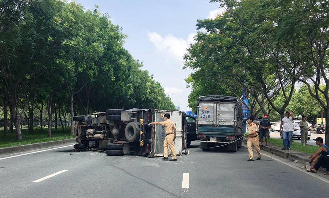 4 ô tô tông nhau trên đại lộ ở Sài Gòn, 2 cháu nhỏ thoát nạn nhờ chuyển ghế ngồi - 2