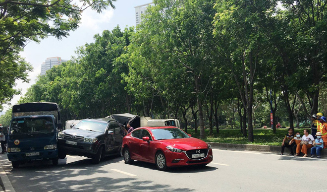 4 ô tô tông nhau trên đại lộ ở Sài Gòn, 2 cháu nhỏ thoát nạn nhờ chuyển ghế ngồi - 3