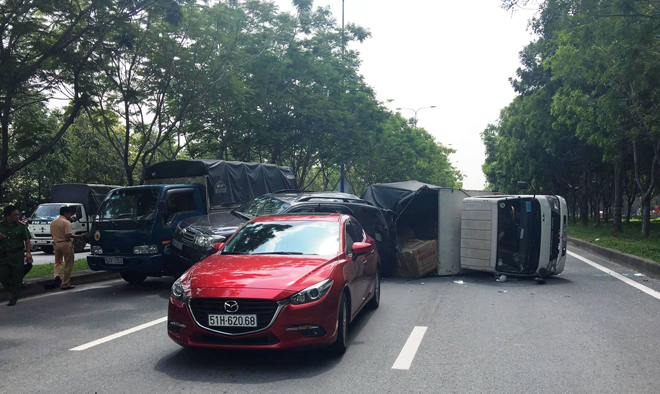 4 ô tô tông nhau trên đại lộ ở Sài Gòn, 2 cháu nhỏ thoát nạn nhờ chuyển ghế ngồi - 4