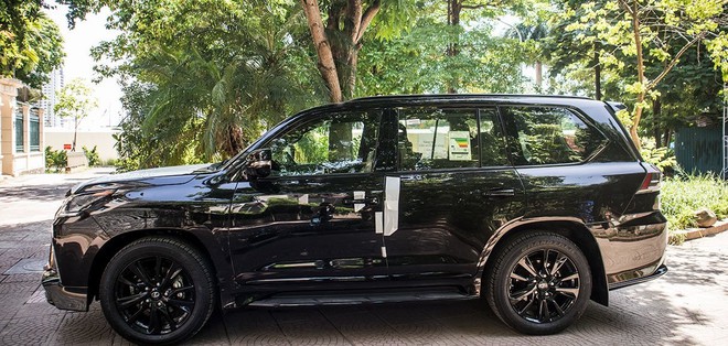 Cận cảnh Lexus LX 570 Super Sport 2020 Black Edition giá hơn 9 tỷ đồng tại Việt Nam - 2