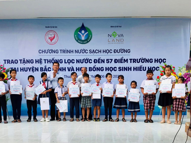 Hàng trăm suất học bổng đã được trao tận tay những em học sinh hiếu học