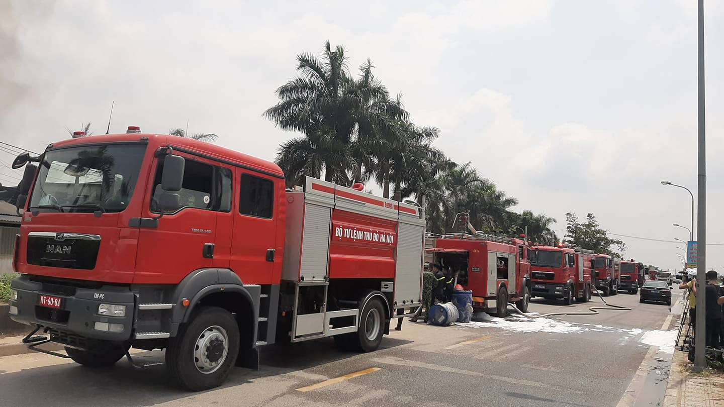 Nhiều xe cứu hoả đã được đưa tới hiện trường vụ cháy.