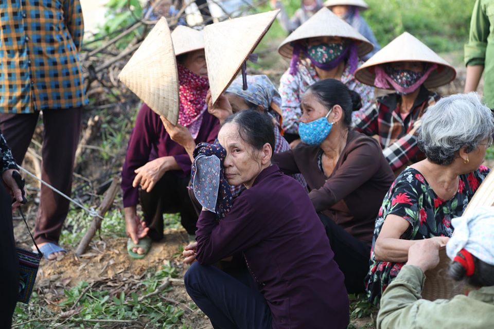 Rớt nước mắt đám tang bé sơ sinh bị mẹ bỏ rơi dưới hố ga - 9