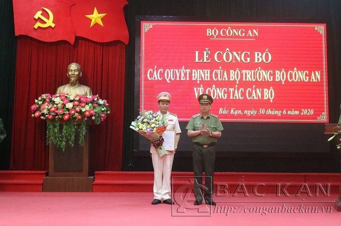 Thứ trưởng Bộ Công an&nbsp;Nguyễn Văn Thành&nbsp;trao quyết định cho tân Giám đốc Công an tỉnh Bắc Kạn Hà Văn Tuyên.