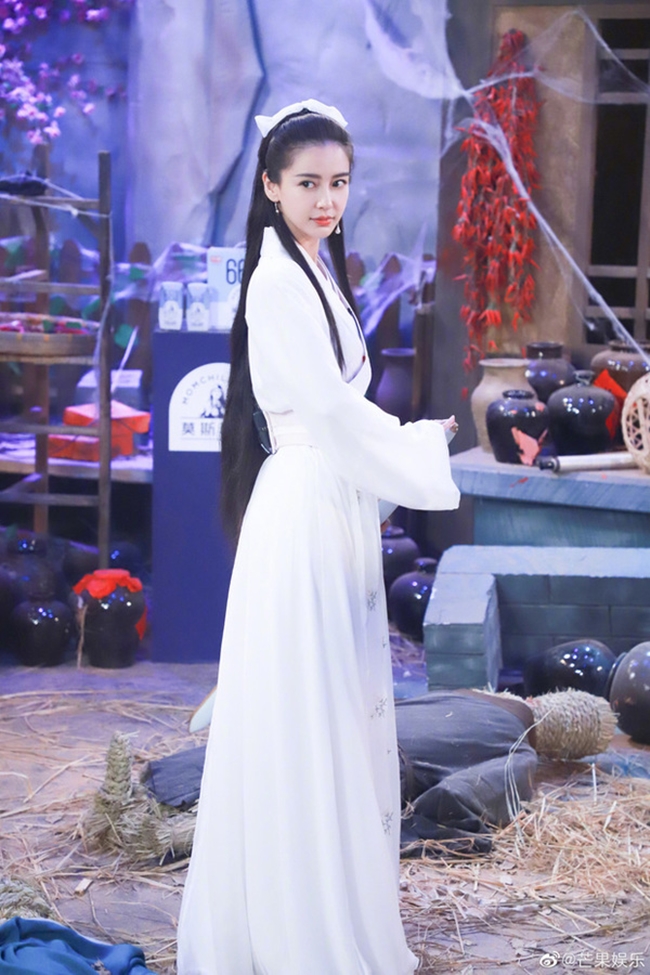 Ngày 28.6, Angelababy (Dương Dĩnh) tham gia một show giải trí của đài Hồ Nam, hóa thân thành nhân vật Tiểu Long Nữ trong "Thần điêu đại hiệp" của cố nhà văn Kim Dung. Tạo hình của bà xã Huỳnh Hiểu Minh nhận được vô số lời khen ngợi.
