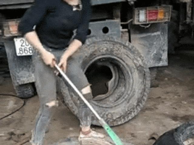 Tư vấn - Video: Người đẹp thay lốp xe tải thủ công làm cánh mày râu phục sát đất