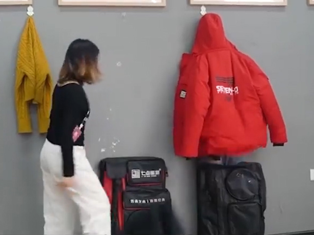 Video Clip Cười - Nỗi lòng của cô giáo lớp học vẽ nghịch ngợm