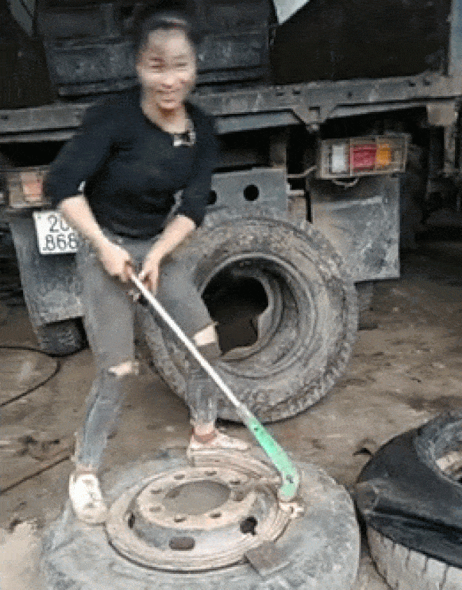 Video: Người đẹp thay lốp xe tải thủ công làm cánh mày râu phục sát đất - 1