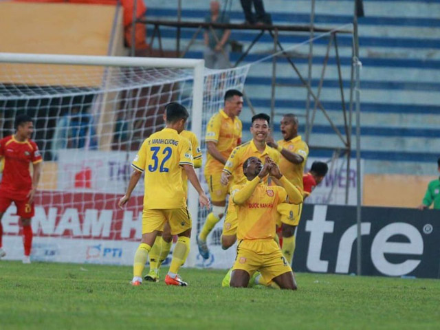 Bóng đá - Video highlight trận Nam Định - SLNA: Sức ép khủng khiếp, cú đúp trong 3 phút