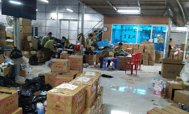 Kho hàng 'siêu khủng' ở Ninh Bình có dấu hiệu giả nhãn mác, nhập lậu.