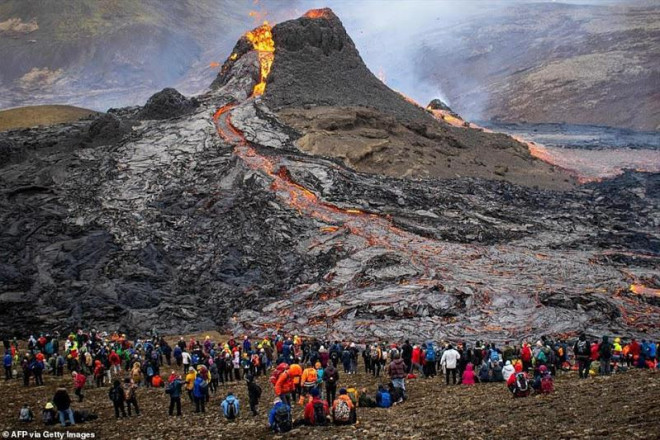 Iceland: Chuyện như đùa, núi lửa đang phùn trào hàng nghìn du khách ùn ùn kéo đến làm điều này - 2