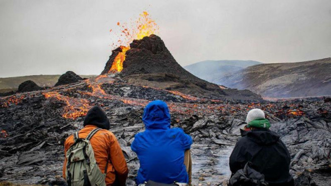 Iceland: Chuyện như đùa, núi lửa đang phùn trào hàng nghìn du khách ùn ùn kéo đến làm điều này - 4