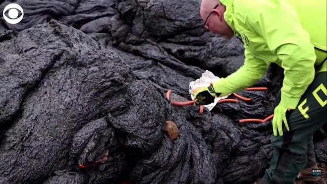 Iceland: Chuyện như đùa, núi lửa đang phùn trào hàng nghìn du khách ùn ùn kéo đến làm điều này - 5