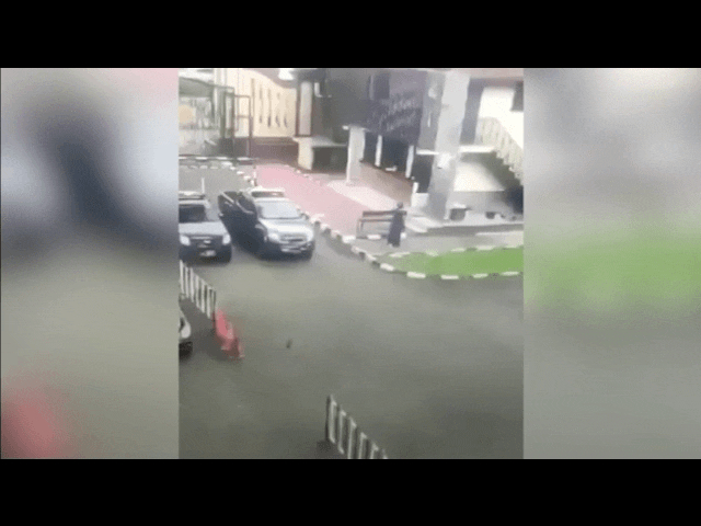 Video: Nữ khủng bố IS một mình tấn công trụ sở cảnh sát Indonesia