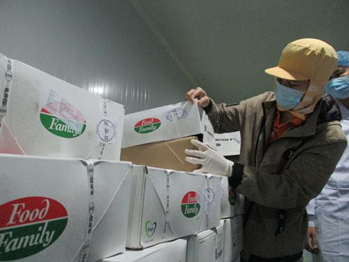 Thịt heo đông lạnh nhập khẩu tập kết tại kho trung tâm trước khi phân phối đến các cửa hàng bán lẻ .Ảnh: AN NA