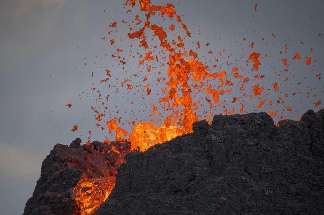 Iceland: Chuyện như đùa, núi lửa đang phùn trào hàng nghìn du khách ùn ùn kéo đến làm điều này - 1