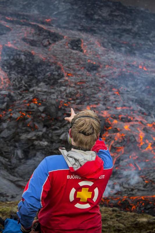 Iceland: Chuyện như đùa, núi lửa đang phùn trào hàng nghìn du khách ùn ùn kéo đến làm điều này - 6