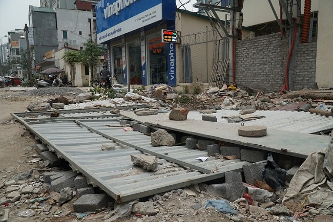 Theo ghi nhận của phóng viên, dọc tuyến đường Vũ Trọng Phụng đang thi công xuất hiện nhiều “rác” vật liệu xây dựng, hố ga không được che đậy, nhiều nơi không có biển báo nguy hiểm.
