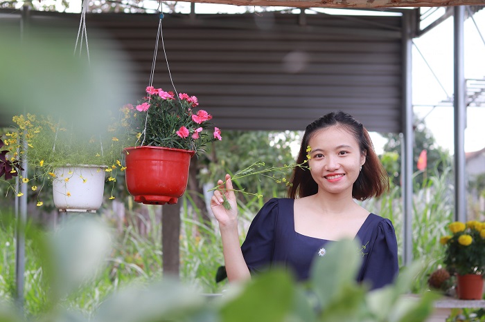 Cô gái Phú Yên xinh đẹp có niềm đam mê đặc biệt với công việc làm túi xách từ quần jean.