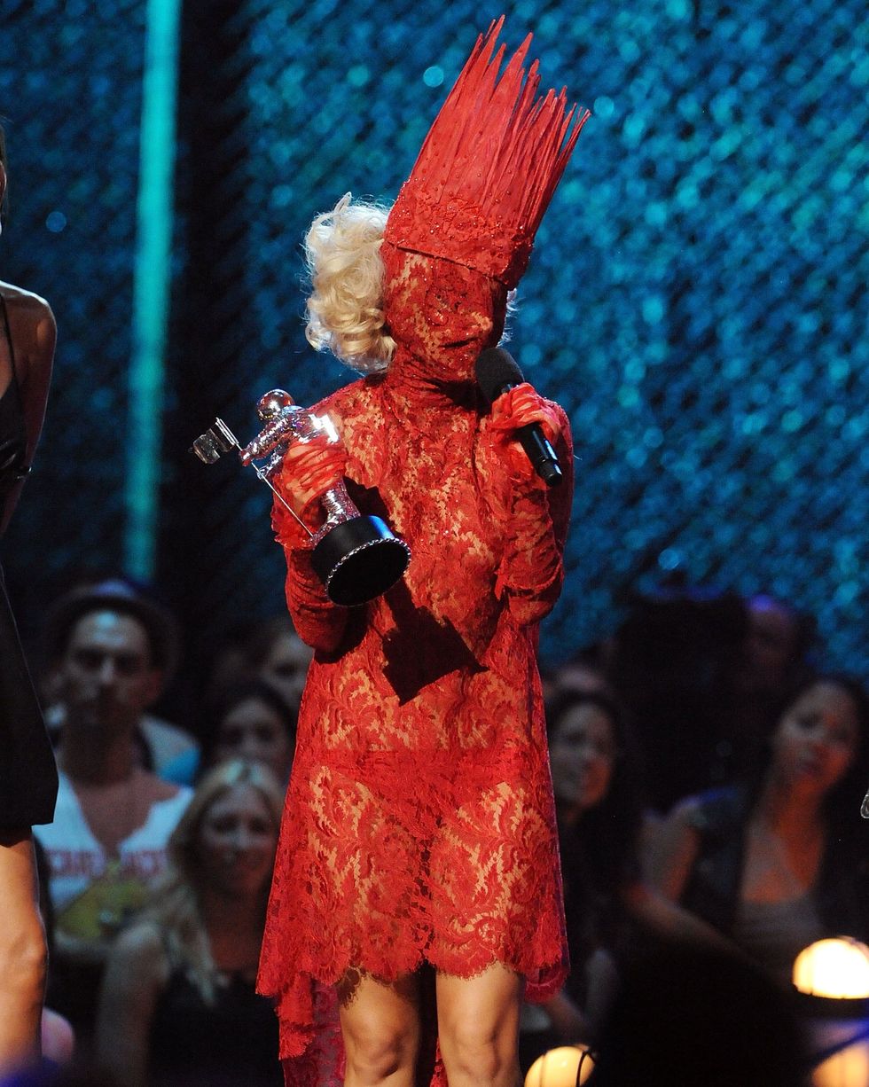 Chủ nghĩa siêu thực trong trang phục của Lady Gaga - 3