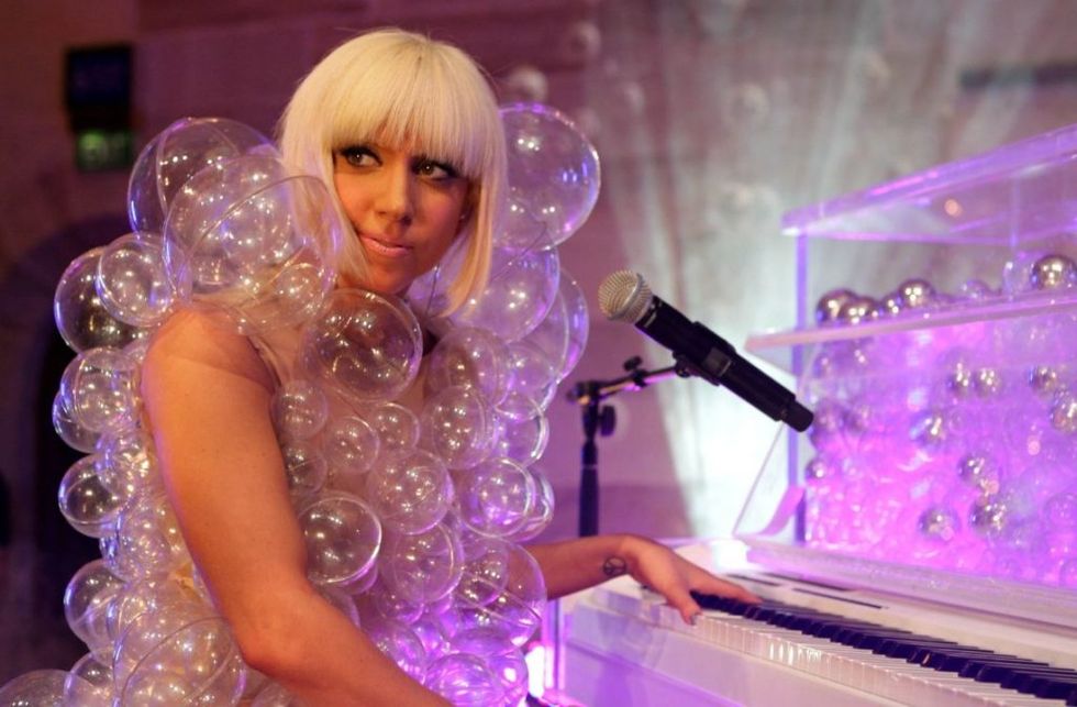 Chủ nghĩa siêu thực trong trang phục của Lady Gaga - 5